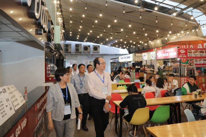 Đoàn đánh giá ngoài khảo sát cơ sở vật chất của Nhà trường