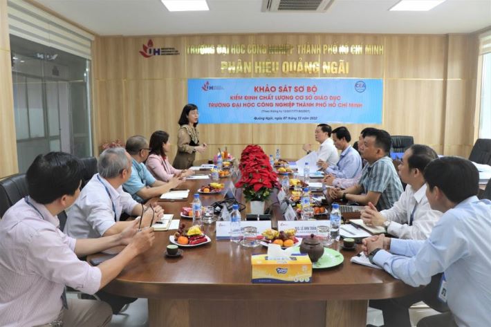 Đoàn đánh giá ngoài khảo sát cơ sở vật chất của Nhà trường