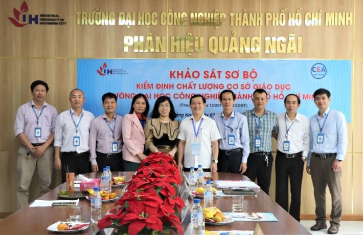 Đoàn đánh giá ngoài khảo sát cơ sở vật chất của Nhà trường