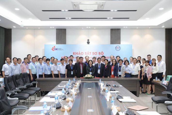 Đoàn đánh giá ngoài khảo sát cơ sở vật chất của Nhà trường