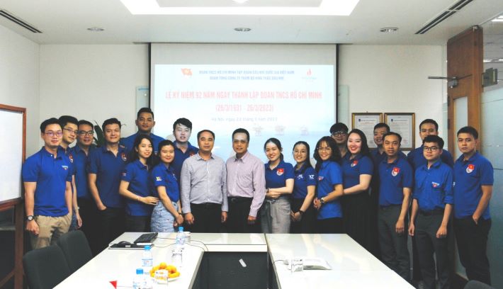 Lãnh đạo PVEP chụp ảnh lưu niệm với thanh niên PVEP tại điểm cầu TP Hồ Chí Minh