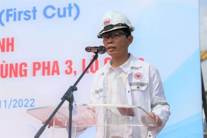Đại diện Tổng thầu Vietsovpetro, ông Đặng Đức Phong - Giám đốc Xí nghiệp Xây lắp phát biểu và phát lệnh khởi công công trình Dự án phát triển Mỏ Đại Hùng Pha 3, Lô 05.1a