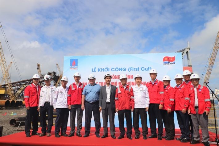 CBCNV PVEP và CBCNV Vietsovpetro chụp hình lưu niệm tại Lễ khởi công, thể hiện sự quyết tâm đồng lòng thực hiện dự án thành công