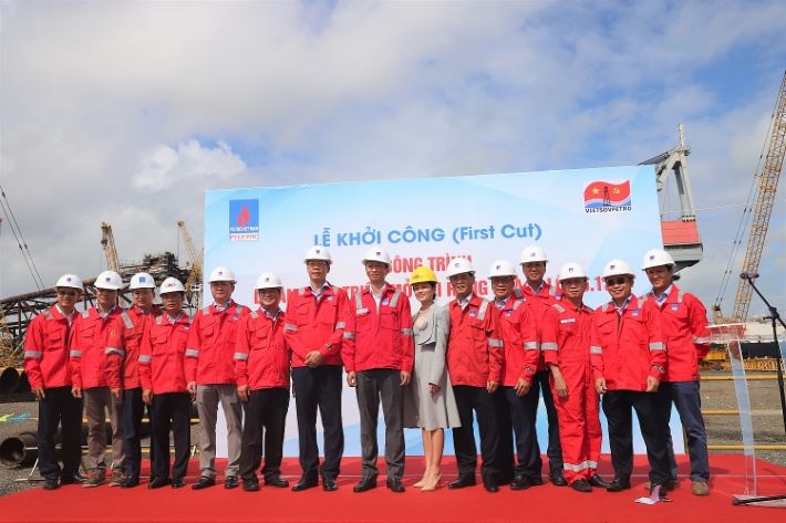 CBCNV PVEP và CBCNV Vietsovpetro chụp hình lưu niệm tại Lễ khởi công, thể hiện sự quyết tâm đồng lòng thực hiện dự án thành công