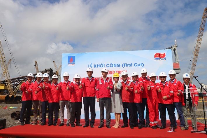 CBCNV PVEP và CBCNV Vietsovpetro chụp hình lưu niệm tại Lễ khởi công, thể hiện sự quyết tâm đồng lòng thực hiện dự án thành công