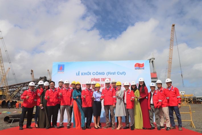 CBCNV PVEP và CBCNV Vietsovpetro chụp hình lưu niệm tại Lễ khởi công, thể hiện sự quyết tâm đồng lòng thực hiện dự án thành công