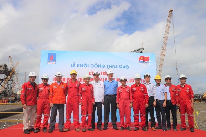 CBCNV PVEP và CBCNV Vietsovpetro chụp hình lưu niệm tại Lễ khởi công, thể hiện sự quyết tâm đồng lòng thực hiện dự án thành công