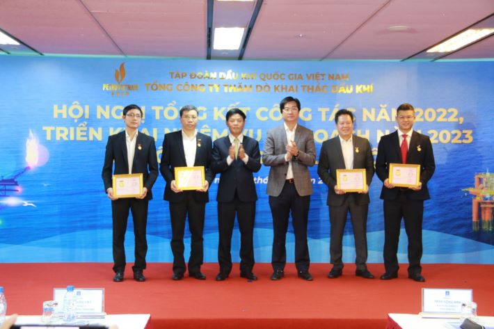 Các cá nhân đón nhận Bằng Lao động sáng tạo của Tổng Liên đoàn Lao động Việt Nam