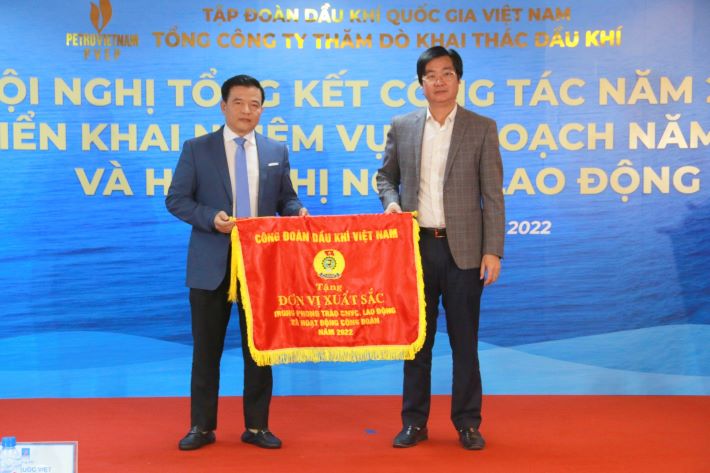 Phó Chủ tịch CĐ DKVN Nguyễn Mạnh Kha trao tặng Cờ thi đua của CĐ DKVN cho CĐ PVEP