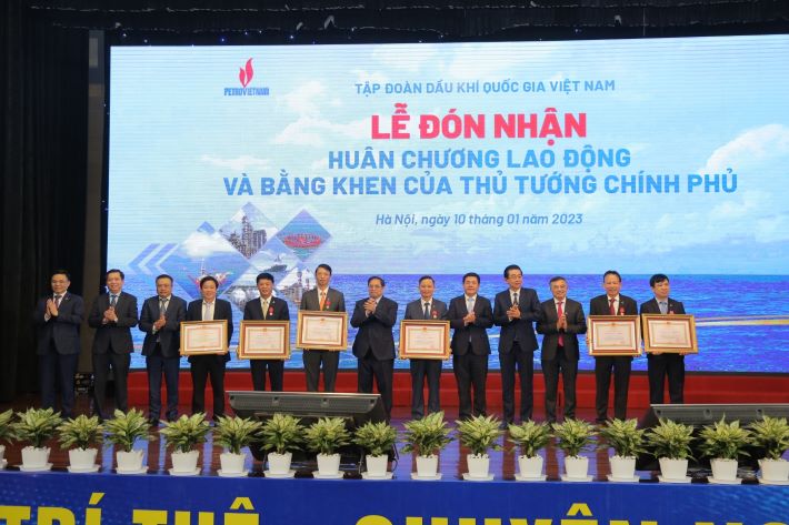 Thủ tướng Cwin com đăng nhập Phạm Minh Chính, lãnh đạo các Ban, Bộ, ngành, Tập đoàn Dầu khí Việt Nam chúc mừng các cá nhân được vinh danh