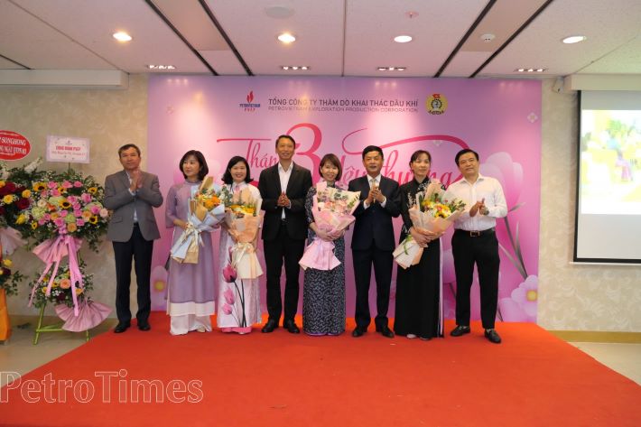 Ban lãnh đạo Tổng công ty tặng hoa cho đại diện Ban Nữ công Công đoàn PVEP