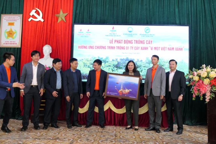Đại diện PVEP trao tặng bức tranh "Hoạt động khai thác cụm Đại Hùng" cho xã Thuỵ Hải, tỉnh Thái Bình.