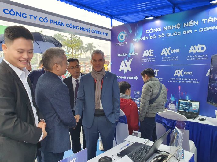 Đại diện Cyber Eye Ông Vũ Tuấn Nam – Tổng Giám Đốc tiếp đón đại biểu và giới thiệu giải pháp nhận dạng và bóc tách chữ viết tay tiếng Việt AXT 