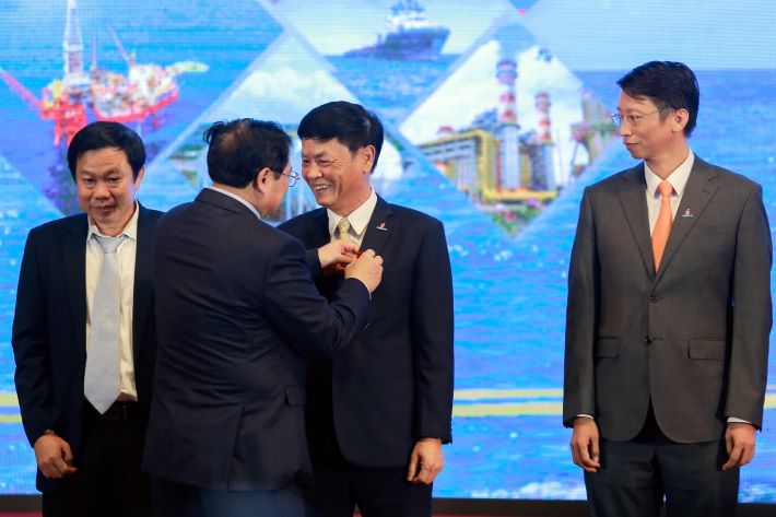 Thủ tướng Phạm Minh Chính gắn Huân chương Lao động cho đồng chí Trần Quốc Việt