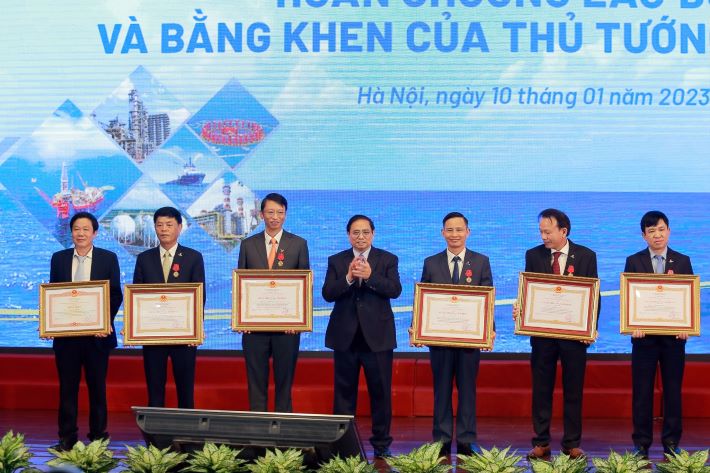 Thủ tướng Cwin com đăng nhập Phạm Minh Chính chúc mừng các cá nhân đón nhận Huân chương Lao động và Bằng khen của Thủ tướng Cwin com đăng nhập