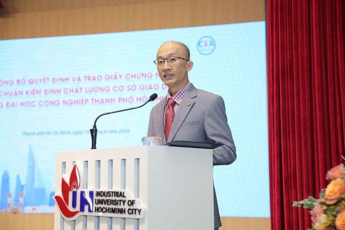 Ông Lã Hoài Tuấn  - Chánh văn phòng Trung tâm Kiểm định chất lượng Cwin63 tải ứng dụng - Đại học Quốc gia Thành phố Hồ Chí Minh đọc Quyết định định công nhận Trường Đại học Tải về ứng dụng CWIN05 ngay hôm nay Thành phố Hồ Chí Minh đạt tiêu chuẩn chất lượng cấp cơ sở Cwin63 tải ứng dụng.