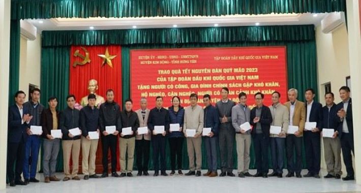 Tổng Giám đốc PVEP Trần Hồng Nam trao quà Tết cho các gia đình có công, gia đình chính sách gặp khó khăn