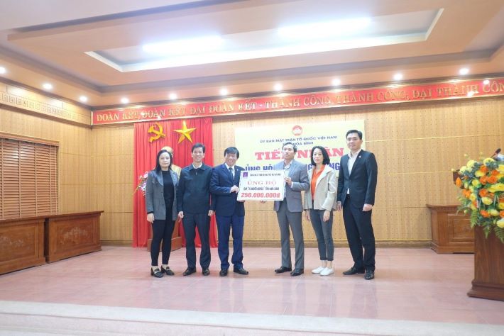 Đoàn công tác PVEP trao tài trợ cho đại diện UBMTTQVN tỉnh Hòa Bình