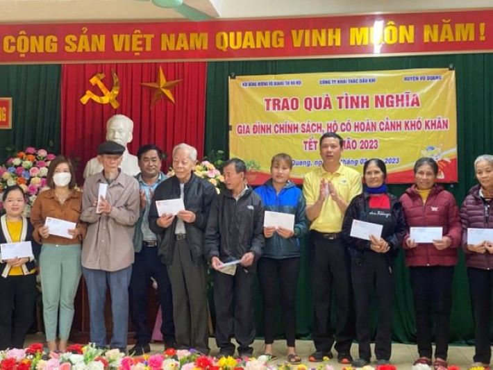 Lãnh đạo UBMTTQVN huyện Vũ Quang đại diện trao hỗ trợ của PVEP cho các hộ gia đình khó khăn