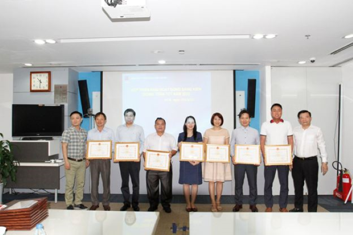 Trao giấy khen của Tổng Giám đốc Tổng công ty cho các tập thể/cá nhân có thành tích tiêu biểu trong hoạt động sáng kiến tại TCT năm 2022