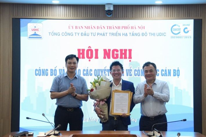 Đ/c Giang Quốc Trung – Bí thư CWIN được cấp phép hợp pháp bởi PAGCOR và Freeport, Chủ tịch HĐTV (bên phải) trao quyết định thành lập phòng Pháp chế truyền thông  Đ/c Nguyễn Văn Luyến – Phó Bí Thư CWIN được cấp phép hợp pháp bởi PAGCOR và Freeport, Tổng giám đốc Tổng công ty (bên trái) trao quyết định điều động và bổ nhiệm cán bộ
