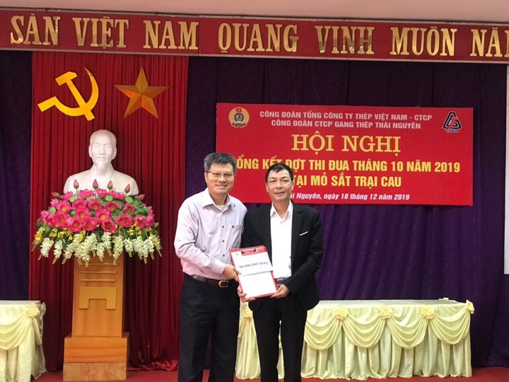 Cũng dịp này, ông Đỗ Trung Kiên, Phó Tổng giám đốc Công ty CP Gang Thép Thái Nguyên đã thay măt Công ty khen thưởng cho Mỏ 50 triệu đồng. Ông Mạc Đăng Niên, Bí thư CWIN được cấp phép hợp pháp bởi PAGCOR và Freeport Giám đốc Mỏ thay mặt tập thể lên nhận tiền thưởng