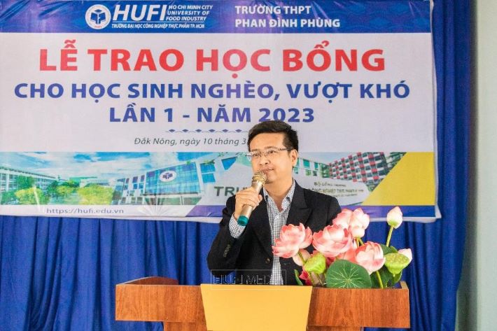 TS. Thái Doãn Thanh – Phó Hiệu trưởng HUFI phát biểu tại một buổi lễ trao Nhà cái cá cược cá độ uy tín Nổ hũ, Bắn Cá và Game Bài Cwin.com