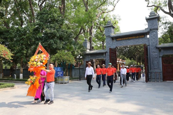 Đoàn công tác PVEP đã tới dâng hương tưởng niệm Chủ tịch Hồ Chí Minh 