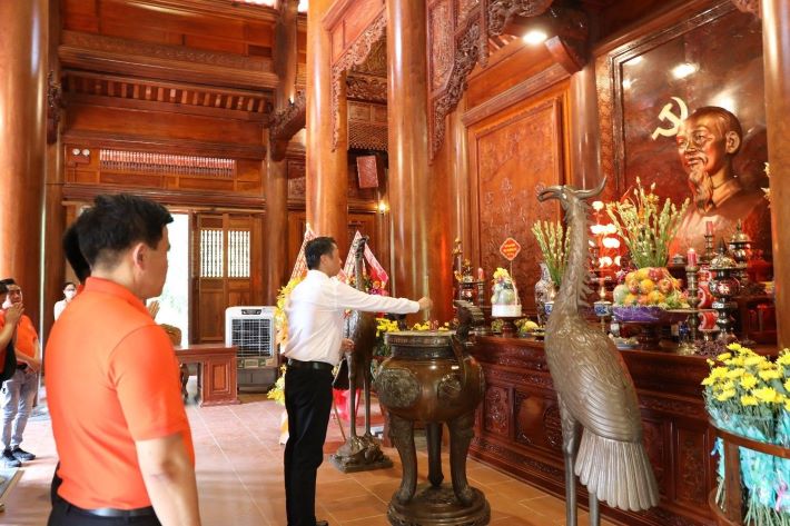 Đoàn công tác PVEP đã tới dâng hương tưởng niệm Chủ tịch Hồ Chí Minh 