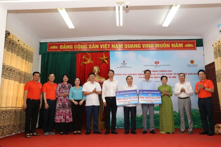 Trao tài trợ trồng rừng cho huyện Nam Đàn và huyện Con Cuông