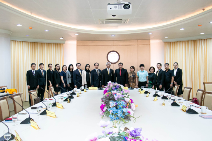Đoàn công tác chụp hình cùng BGH trường ĐH Kasem Bundit