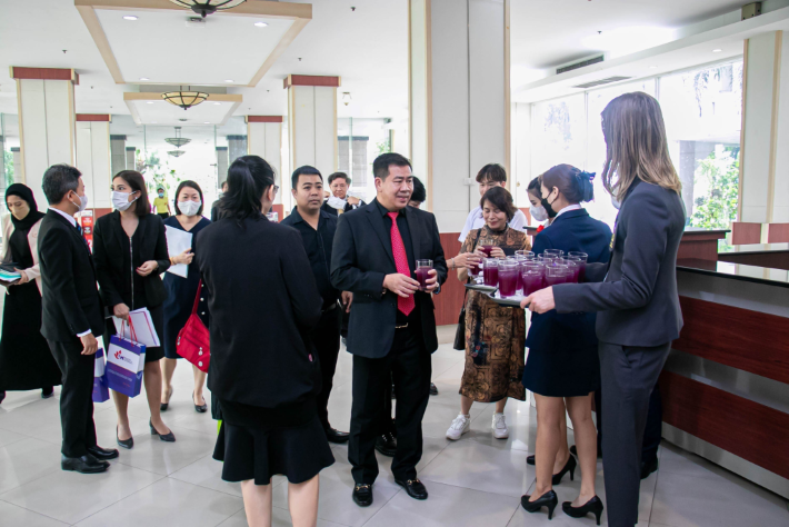 Hình ảnh TS Phan Hồng Hải tham quan CSVC Trường Đại học Kasem Bundit