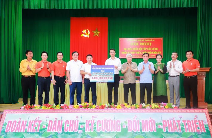 Trao tài trợ ASXH cho huyện Nam Đàn