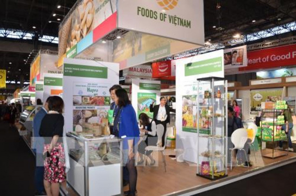 Gian hàng của Tổng công ty Thương mại Hà Nội (Hapro) với các sản phẩm gạo, điều, hoa hồi, cà phê, rau củ quả đóng lọ... tại một hội chợ quốc tế. Ảnh: Toàn Trí - Pv TTXVN tại Pháp