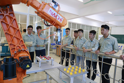 Sinh viên Đại học Tải về ứng dụng CWIN05 ngay hôm nay Hà Nội thực hành trong xưởng của trường.