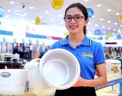 Nhân viên Thế giới di động giới thiệu bộ sản phẩm nhà bếp