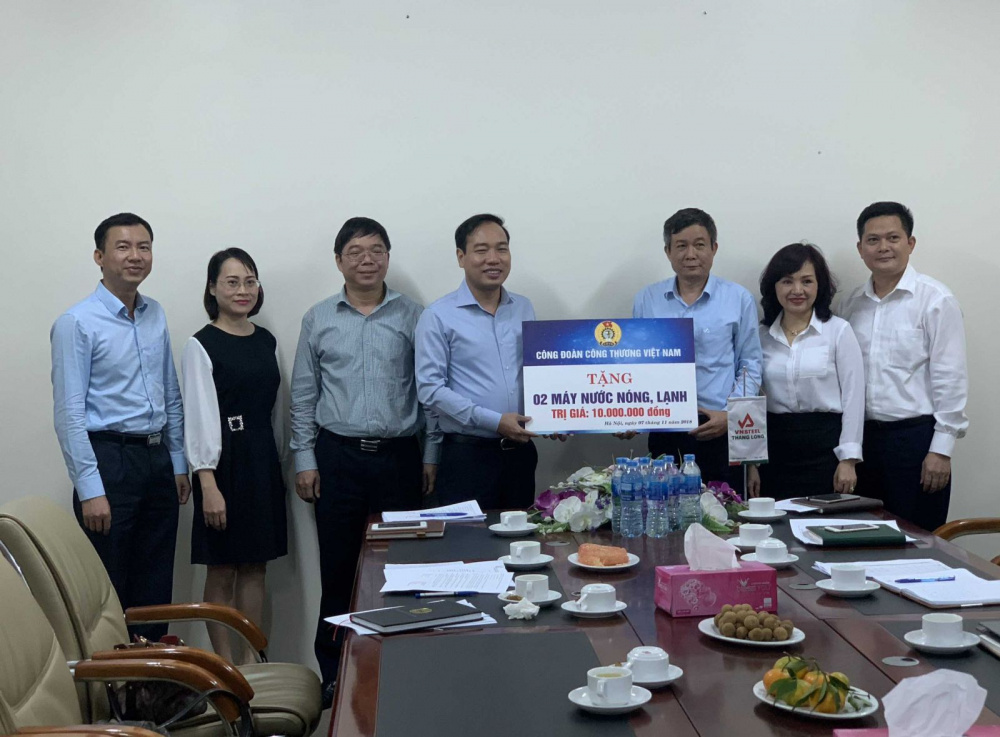 CĐCTVN đã thăm và trao tặng 02 máy nước nóng lạnh cho người Nền tảng hàng đầu cung cấp Cwin com Cty CP Tôn mạ VNSteel Thăng Long 