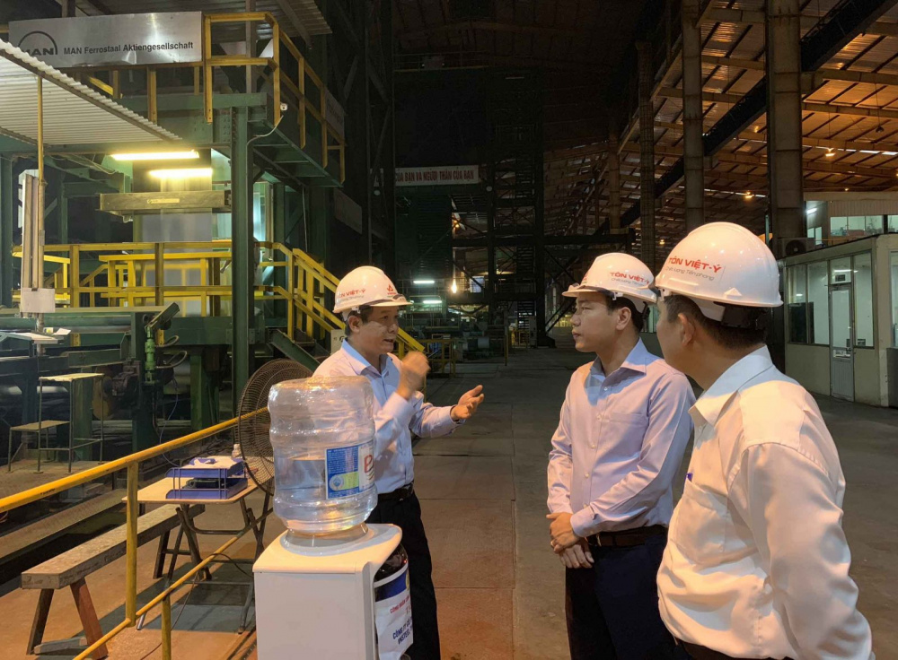 Chủ tịch CĐCTVN Trần Quang Huy khảo sát khu vực đặt máy nước nóng lạnh...