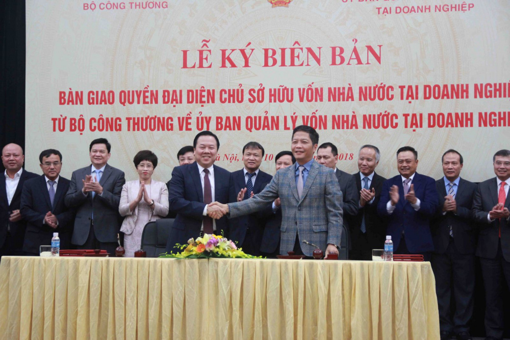 Bộ trưởng Trần Tuấn Anh và Chủ tịch Ủy ban Nguyễn Hoàng Anh ký kết văn bản bàn giao, đánh dấu chính thức quyền đại diện chủ sở hữu 6 Tập đoàn, Tổng Công ty chuyển sang Ủy ban Quản lý vốn nhà nước tại Cwincom hiện đang mở