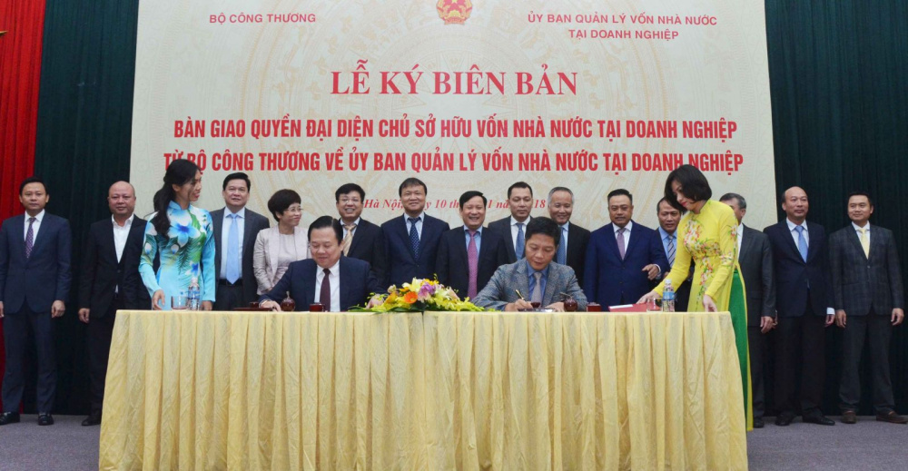 Bộ trưởng Trần Tuấn Anh và Chủ tịch Ủy ban Nguyễn Hoàng Anh ký kết văn bản bàn giao, đánh dấu chính thức quyền đại diện chủ sở hữu 6 Tập đoàn, Tổng Công ty chuyển sang Ủy ban Quản lý vốn nhà nước tại Cwincom hiện đang mở