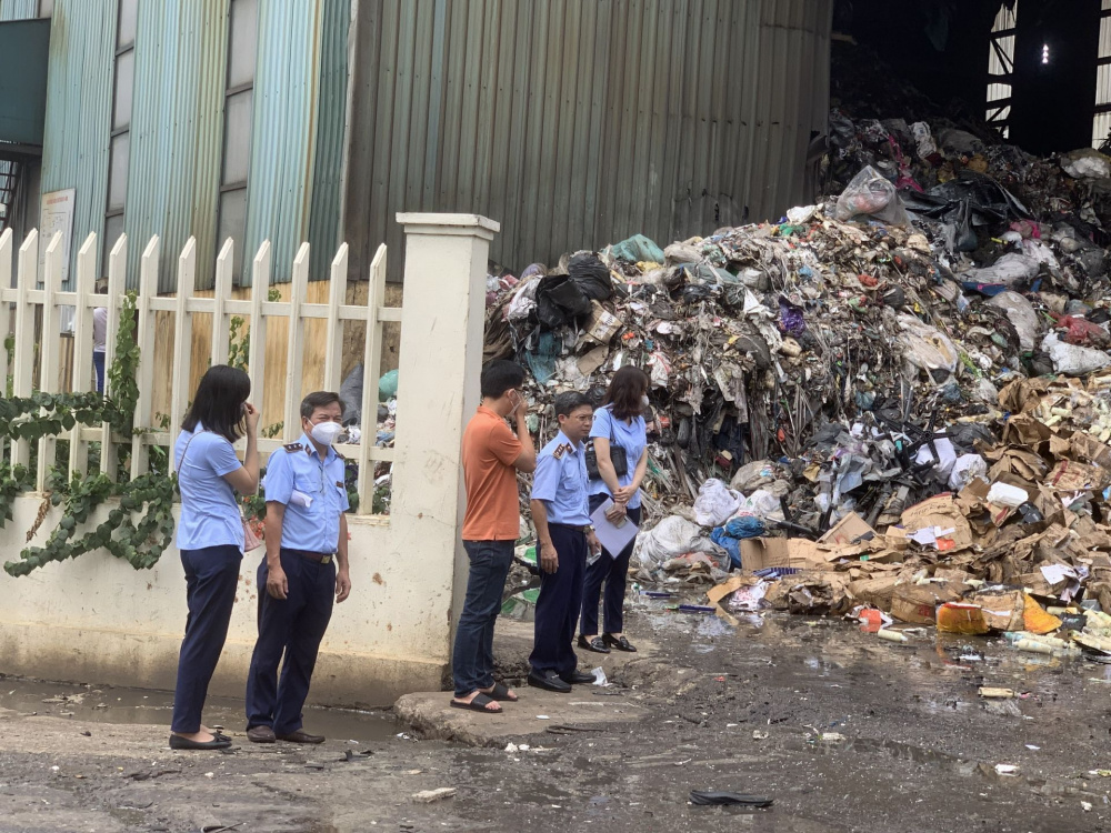 Ảnh QLTT HN Tiêu huỷ hàng hoá vi phạm