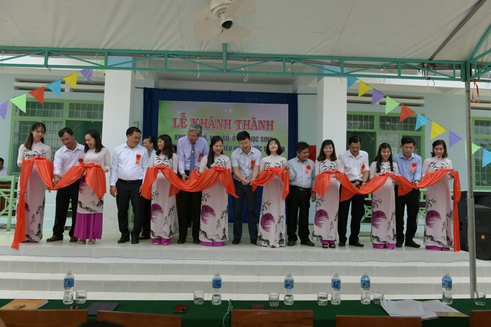 Các đại biểu cắt băng khánh thành ngôi trường