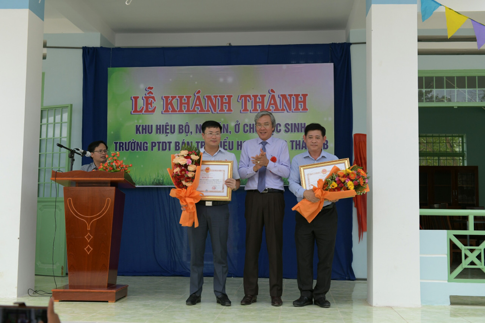 Ông Lê văn Bình, PCT UBND tỉnh Ninh Thuận trao bằng khen cho TCT 