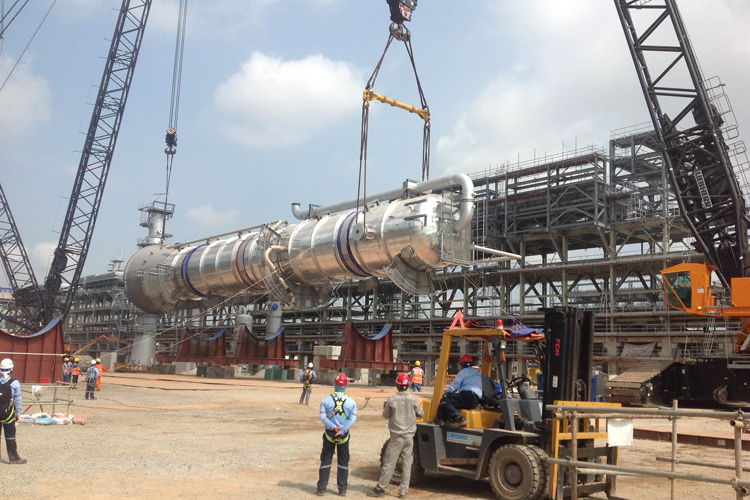 Tham gia lắp đặt Nhà máy Lọc dầu Nghi Sơn