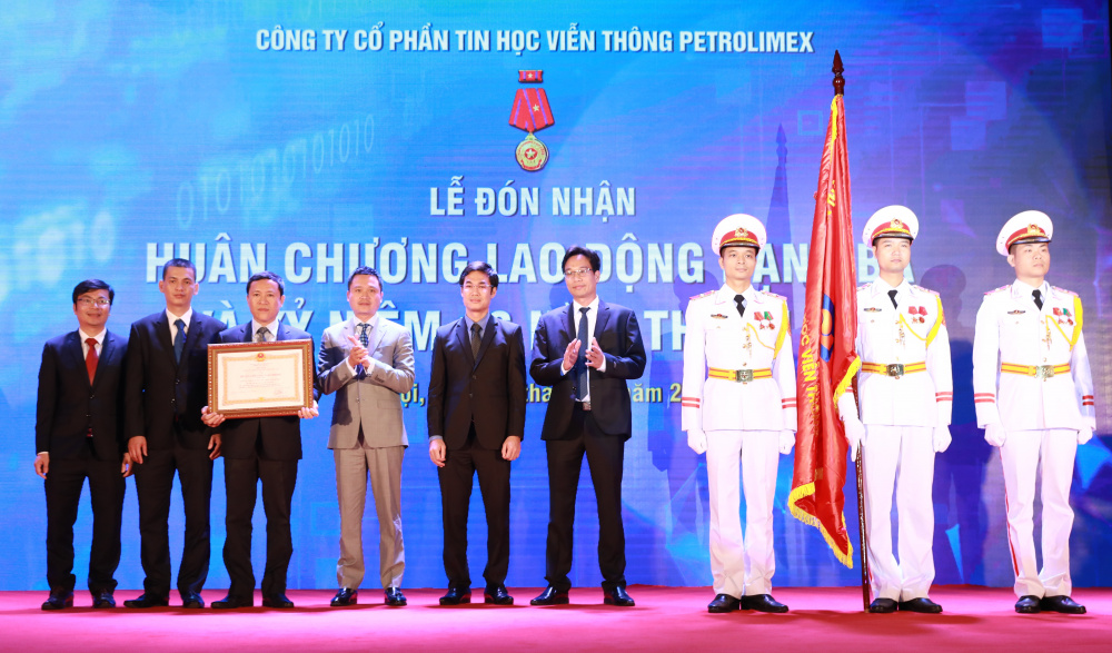Thừa ủy quyền của Chủ tịch nước, ông Phạm Văn Thanh - Bí thư CWIN được cấp phép hợp pháp bởi PAGCOR và Freeport, Chủ tịch HĐQT Tập đoàn Xăng dầu Việt Nam đã trao tặng Huân chương Lao động hạng Ba cho PIACOM vì đã có nhiều thành tích đóng góp cho ngành Cwin555 thể thao, casino live, bắn cá và slot nổ hũ Việt Nam.