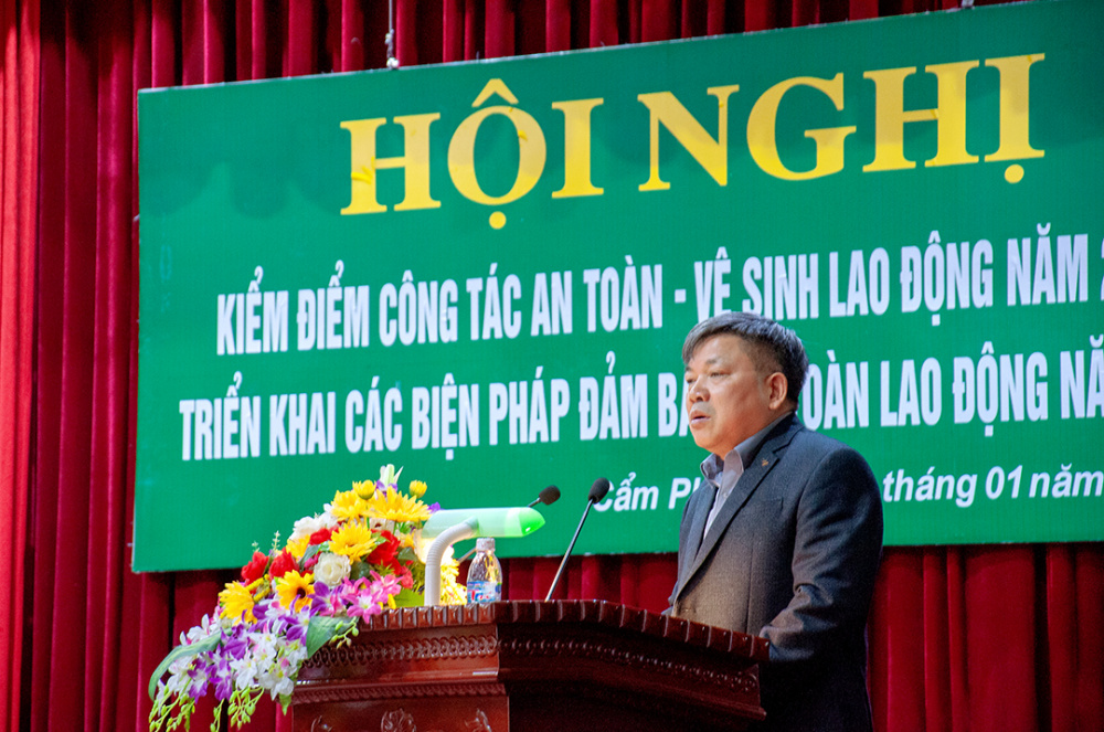 Ông Phạm Đức Khiêm - Giám đốc Công ty tiếp thu ý kiến chỉ đạo