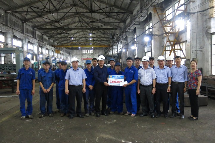 Thăm và tặng quà Phân xưởng Sửa chữa và Lắp ráp - Công ty CP Cơ khí Mạo Khê