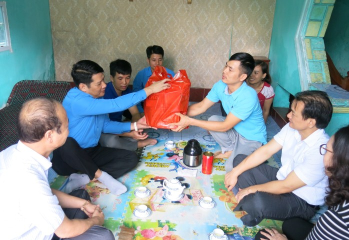 Thăm và tặng quà gia đình khó khăn Vũ Ngọc Vương - Công ty Than Dương Huy
