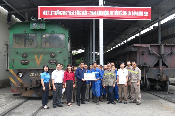 Thăm và tặng quà Phân xưởng Đầu máy toa xe - Công ty Kho vận Đá Bạc