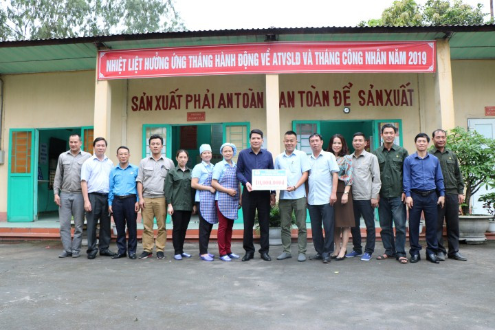 Thăm và tặng quà Phân xưởng Vận tải 9 - Công ty CP Vận tải và Đưa đón thợ mỏ